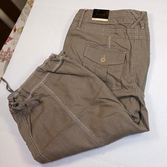 Lane Bryant Women's New w/Tags Light Green Capri Pants - Size 18 - Picture 2 of 4